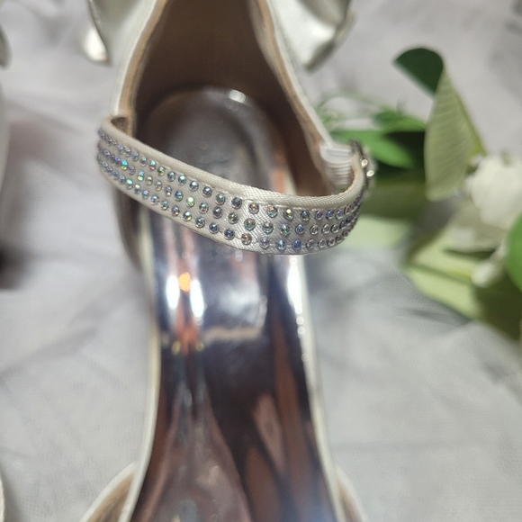 2/$30 BADGLEY & MISCHKA KIDS SHOES SIZE 4 Worn once... - Picture 4 of 15